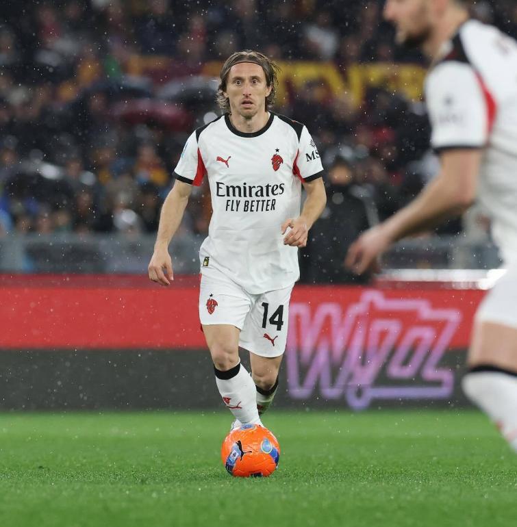 开云在线-莫德里奇被啃老贡献绝杀，AC米兰2-1升班马，静待尤文阻击国米